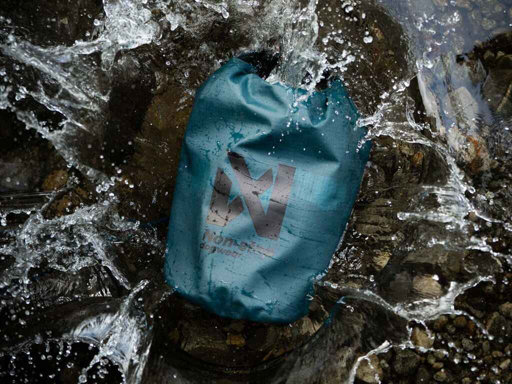 Non-stop dogwear Multiuse Bag – Waterproof Dry Bag with Detachable Leash